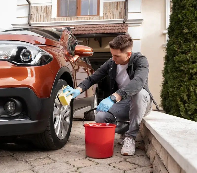 Lavage auto à domicile Robiac-Rochessadoule : professionnel intervenant sur un véhicule
